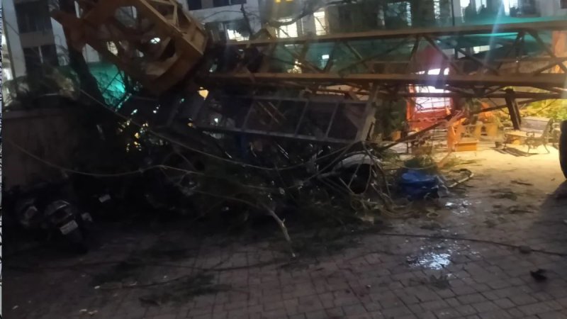 मुंबई की रिहायशी सोसायटी में गिरी विशाल क्रेन, एक की मौत; कई गाड़ियां क्षतिग्रस्त