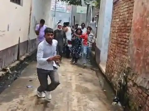 मुजफ्फरनगर में बिजली बिल विवाद ने पकड़ा तूल, जेई से मारपीट का वीडियो वायरल