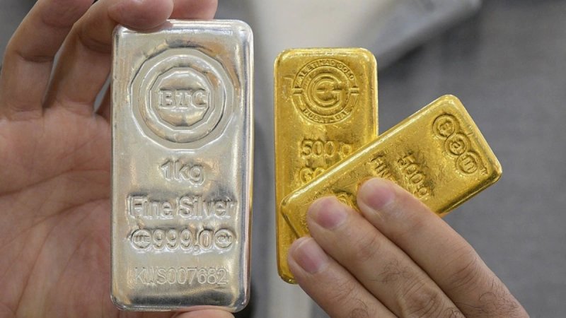 सोना-चांदी के दाम में बड़ी गिरावट, सोना 1,500 रुपये और चांदी 2,000 रुपये सस्ती