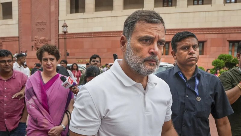 घायल पुलिसकर्मियों के परिजनों के सवाल पर पत्रकार से बोले राहुल गांधी - 'आप BJP से हैं क्या?'