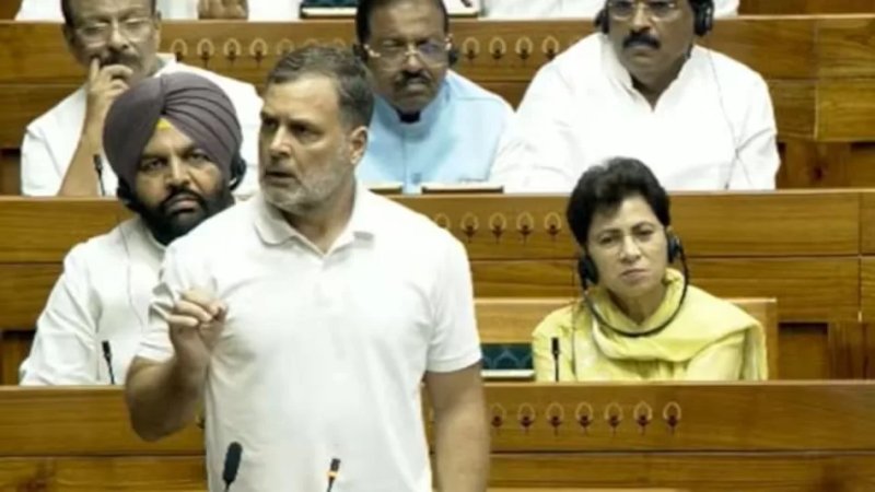 राहुल गांधी के 'छात्र, मूर्ख और अंधभक्त' वाले बयान पर लोकसभा में हंगामा, किरेन रिजिजू ने जताई आपत्ति