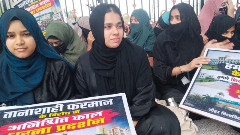 जौहर यूनिवर्सिटी के 38 भवनों के ध्वस्तीकरण आदेश के खिलाफ छात्रों का धरना जारी