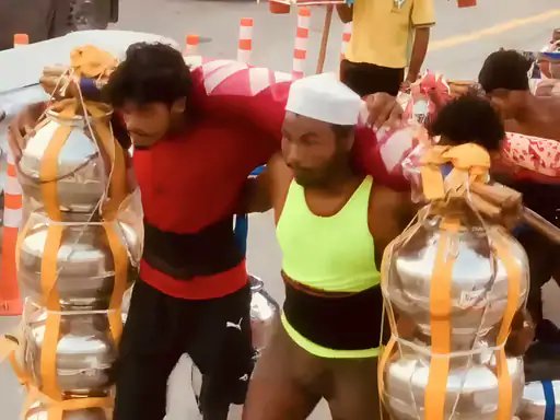 मुजफ्फरनगर में हिंदू-मुस्लिम भाईचारे की मिसाल, मुस्लिम युवक ने दोस्त के साथ उठाई कांवड़