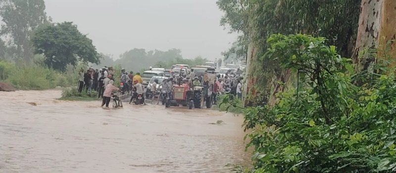 मालन नदी का बढ़ा जलस्तर, बिजनौर-हरिद्वार मार्ग पर यातायात रोका गया