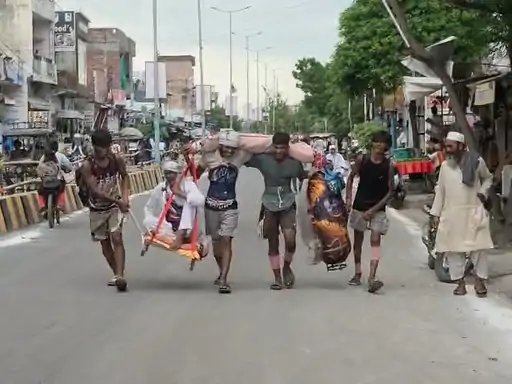 मुजफ्फरनगर में अनोखी कांवड़ बनी आकर्षण का केंद्र, 90 वर्षीय दादा को कंधों पर लेकर चल रहे चार पोते