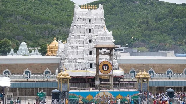 तिरुपति मंदिर की पहली आरती में नेताओं की एंट्री पर विवाद, कर्नाटक सीएम के बयान पर मंदिर बोर्ड नाराज