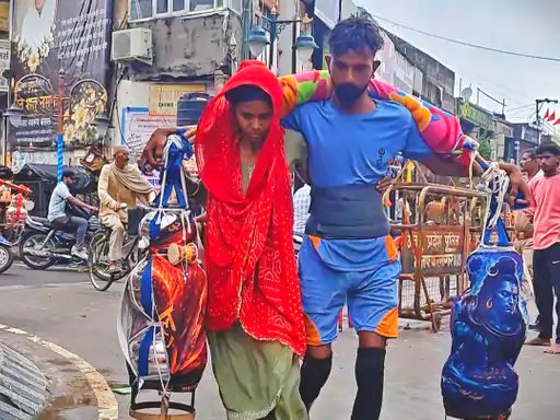 मुजफ्फरनगर में अनोखी कांवड़ यात्रा, पति-पत्नी ने एक ही कांवड़ उठाकर पेश की आस्था की मिसाल