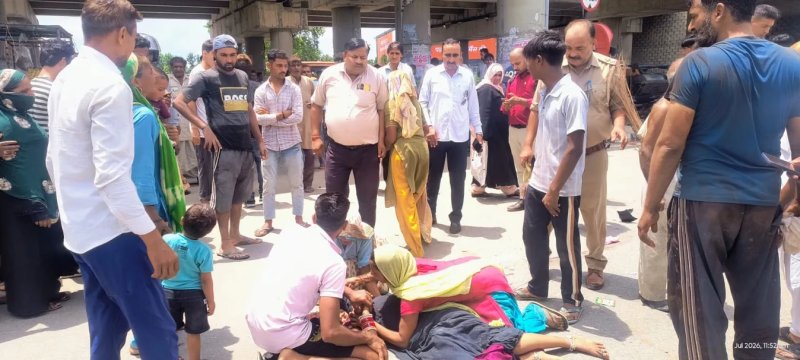 शामली: रोडवेज बस की टक्कर से बाइक सवार महिला की मौत, ग्रामीणों ने लगाया जाम