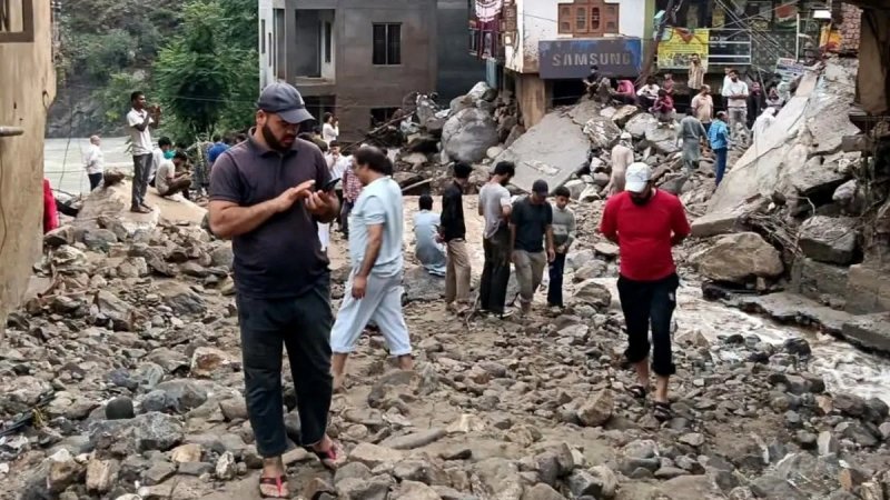 डोडा में फ्लैश फ्लड का कहर, ठठरी कस्बे में मलबे से सड़कें और वाहन प्रभावित