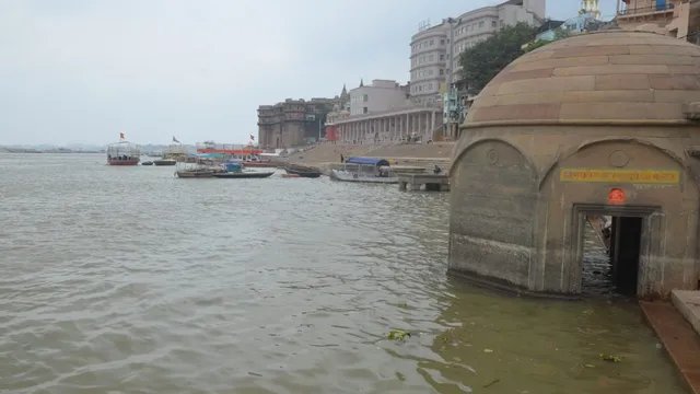गंगा की बाढ़ में डूबे काशी के मंदिर, जलमग्न शिवलिंगों के बीच जारी है पूजा