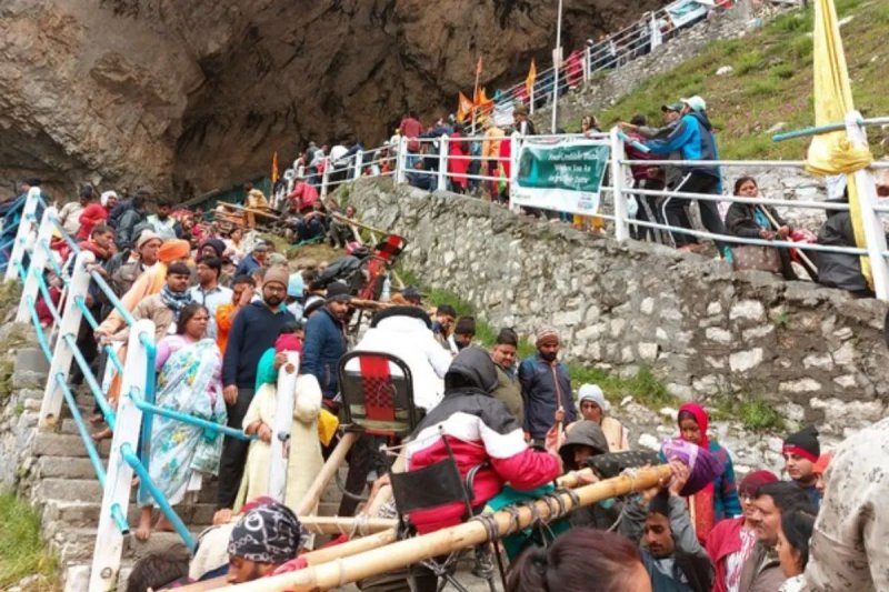खराब मौसम के चलते अमरनाथ यात्रा अस्थायी रूप से स्थगित, पहलगाम और बालटाल दोनों मार्ग बंद