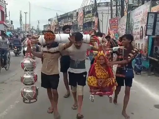 मुजफ्फरनगर: दादी को कांवड़ में बैठाकर निकला पोता, हापुड़ के शिवभक्त की भक्ति बनी मिसाल