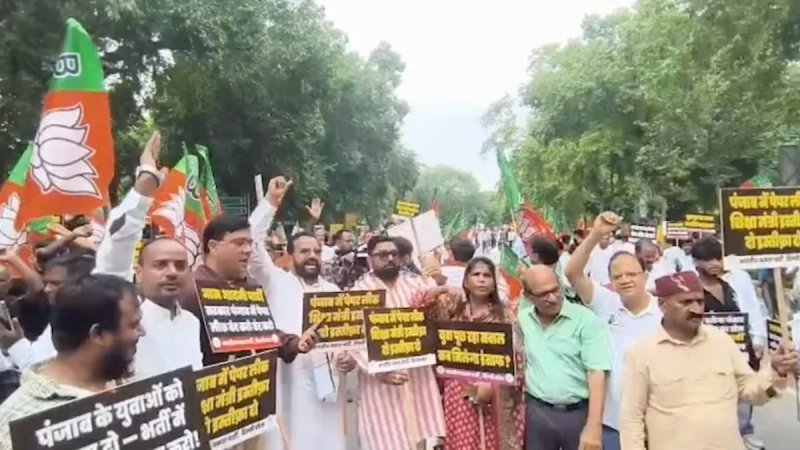 दिल्ली में AAP कार्यालय के बाहर BJP का प्रदर्शन, पंजाब के शिक्षा मंत्री के इस्तीफे की मांग