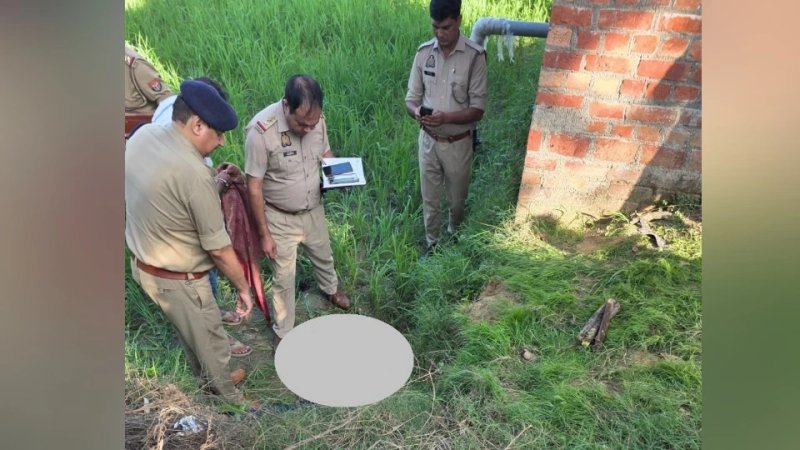 बिजनौर में युवक की डंडों से पीटकर हत्या, खेत में ट्यूबवेल के पास मिला खून से लथपथ शव