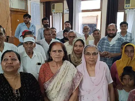 मुजफ्फरनगर: कंपनी बाग जाने वाला रास्ता बंद, लोगों ने प्रशासन से मार्ग खोलने की मांग की
