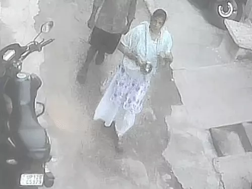 मुजफ्फरनगर: बाइक सवार बदमाशों ने महिला के कुंडल झपटे, CCTV में कैद हुई पूरी घटना