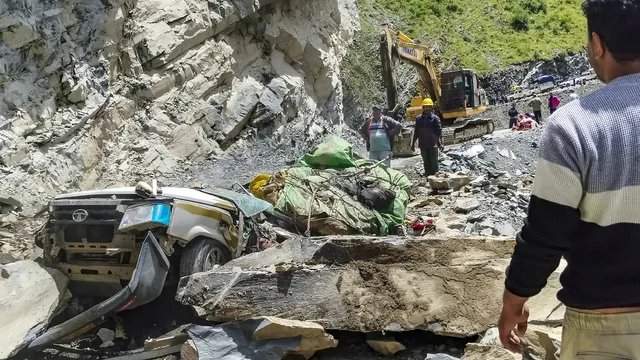 हिमाचल में मानसून का कहर: लैंडस्लाइड में 13 की मौत, अब तक 80 लोगों ने गंवाई जान