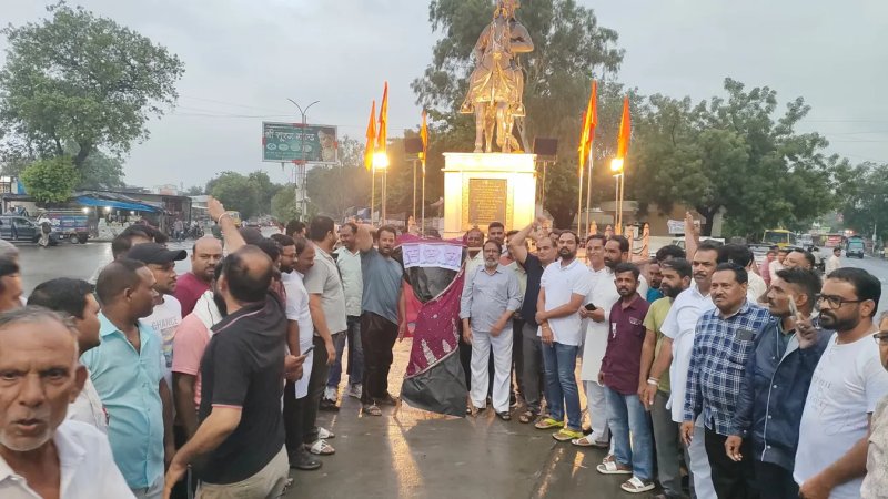 झालावाड़ में कांग्रेस कार्यकर्ताओं का प्रदर्शन, छात्रों पर कार्रवाई को बताया लोकतंत्र पर हमला