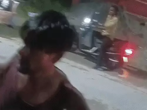 मुजफ्फरनगर: बीच सड़क लाठी-डंडों से भिड़े युवक, वायरल VIDEO के बाद 6 गिरफ्तार
