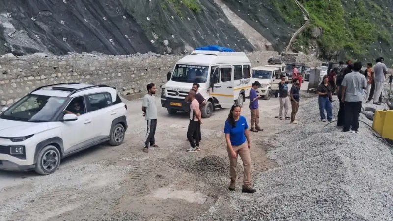 भूस्खलन क्षेत्र में काम के चलते बदरीनाथ हाईवे रुका, हजारों तीर्थयात्री फंसे