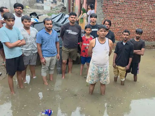मुजफ्फरनगर: जलभराव से परेशान लोगों का प्रदर्शन, जनप्रतिनिधियों के खिलाफ जताई नाराजगी