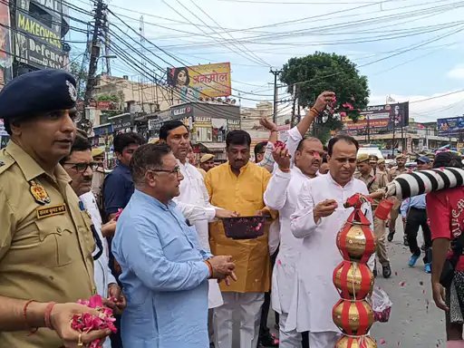 मुजफ्फरनगर: प्रभारी मंत्री सोमेंद्र तोमर ने कांवड़ियों पर की पुष्पवर्षा, व्यवस्थाओं का लिया जायजा