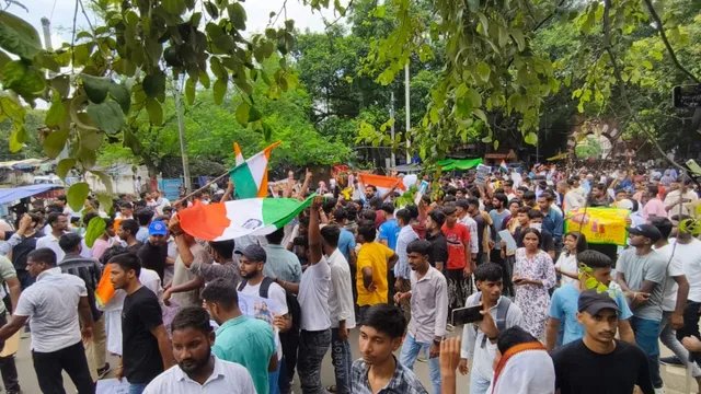 NEET पेपर लीक के विरोध में मुंगेर में छात्रों का प्रदर्शन, समाहरणालय पहुंचकर की नारेबाजी