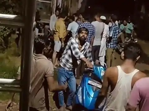 मुजफ्फरनगर: बिजली कटौती से परेशान लोग देर रात बिजलीघर पहुंचे, विभाग के खिलाफ प्रदर्शन