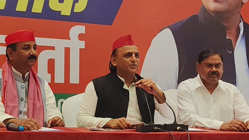 छात्रों को प्रताड़ित किया जा रहा, पेपर लीक रोकने में सरकार नाकाम: अखिलेश यादव