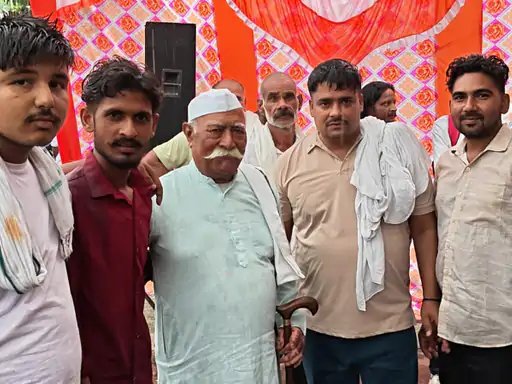 मुजफ्फरनगर: बारिश के बीच किसानों का प्रदर्शन, 14 सूत्रीय मांगों को लेकर सौंपा ज्ञापन