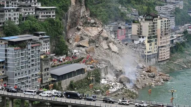 चीन के चोंगकिंग में लैंडस्लाइड से भारी तबाही, 8 लोगों की मौत; 34 लोग लापता