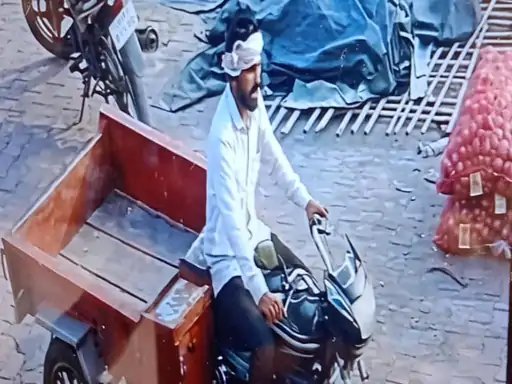 मुजफ्फरनगर: बाइक रेहड़ा चोरी का वीडियो वायरल, CCTV में कैद हुआ आरोपी