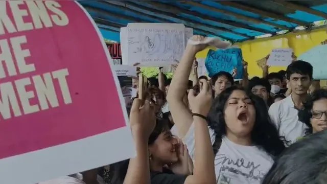 NEET-UG विवाद: असम मंत्री की बेटी दिबिसा महंत छात्रों के प्रदर्शन में शामिल, वीडियो वायरल
