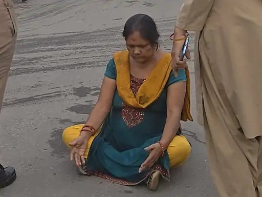 मुजफ्फरनगर: मीनाक्षी चौक पर महिला का हाईवोल्टेज ड्रामा, कांवड़ यात्रा के बीच सड़क पर बैठी
