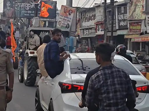 मुजफ्फरनगर में चलती गाड़ियों पर खतरनाक स्टंट, VIDEO वायरल; पहचान में जुटी पुलिस