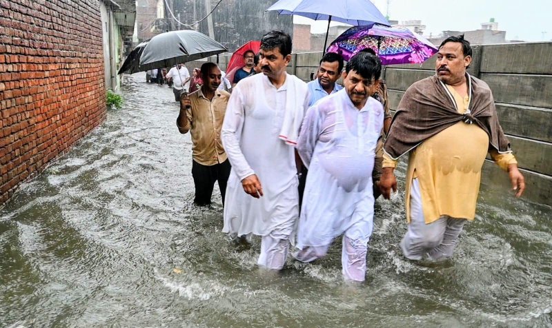 मुजफ्फरनगर में जलभराव पर एक्शन में मंत्री कपिल देव अग्रवाल, पानी के बीच उतरकर किया निरीक्षण