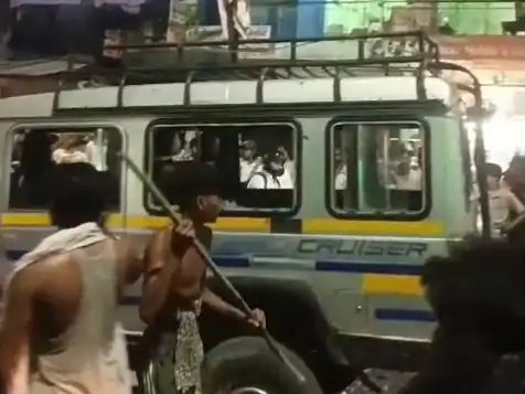 मुजफ्फरनगर में कांवड़ पिकअप से टकराई, नाराज कांवड़ियों ने वाहन में की तोड़फोड़