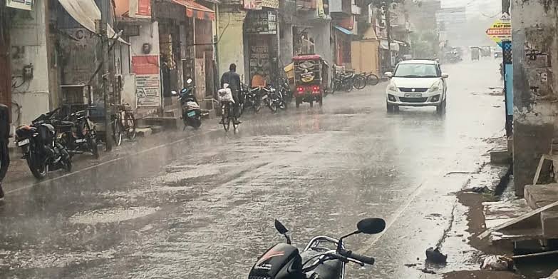 शामली में तेज बारिश से मौसम हुआ खुशनुमा, निचले इलाकों में जलभराव से बढ़ी परेशानी