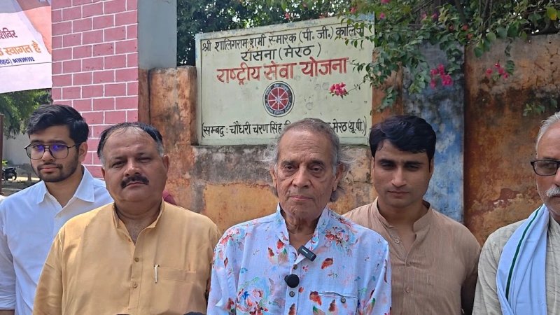 'गांवों में आज भी दिल से सुनी जाती है कविता': रासना में बोले डॉ. हरिओम पंवार