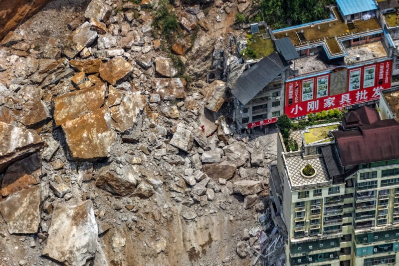 चीन के चोंगकिंग में लैंडस्लाइड से भारी तबाही, 8 लोगों की मौत; 34 लोग लापता