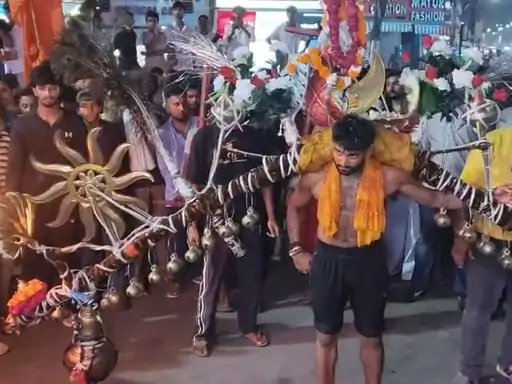 मुजफ्फरनगर: कांवड़ यात्रा में भक्ति का रंग, शेषनाग वाली भव्य कांवड़ देखने जुटी भीड़