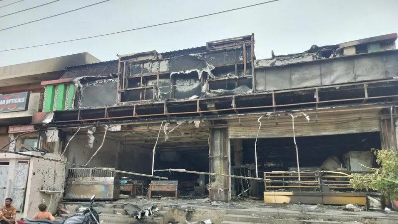 अलीगढ़: शॉर्ट सर्किट से धधका अशोक स्वीट्स हाउस, 50 लाख रुपये के नुकसान का अनुमान