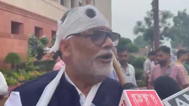 सिर पर पट्टी बांधकर संसद पहुंचे पप्पू यादव, छात्र आंदोलन पर सरकार से मांगा जवाब