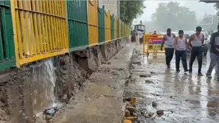 नोएडा में बारिश का कहर, सेक्टर-16 मेट्रो स्टेशन के नीचे गिरी डिवाइडर की रेलिंग