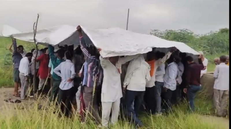 आगरा: श्मशान घाट पर नहीं था टीनशेड, बारिश के बीच ग्रामीणों ने तिरपाल लगाकर किया अंतिम संस्कार