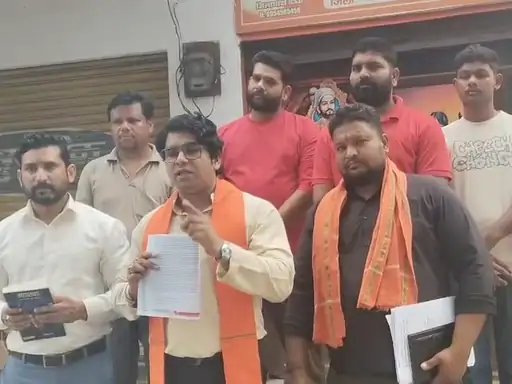 मुजफ्फरनगर: अकबर को ‘महान’ बताने पर विवाद, पाठ्यक्रम की समीक्षा की मांग