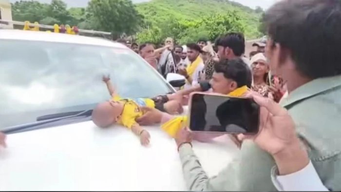 "आप मेरे वोटर नहीं हैं" बयान पर बवाल, करैरा विधायक की जन चौपाल में हंगामा; बच्चे को गर्म बोनट पर रखा