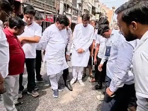 मुजफ्फरनगर: एक दिन में उखड़ी भगत सिंह रोड, मंत्री कपिलदेव अग्रवाल ने EO और ठेकेदार को लगाई फटकार