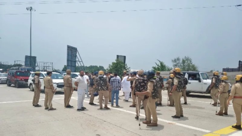 मेरठ छात्रा हत्याकांड: SSP से मिलने जा रहे कांग्रेस प्रतिनिधिमंडल को पुलिस ने रोका