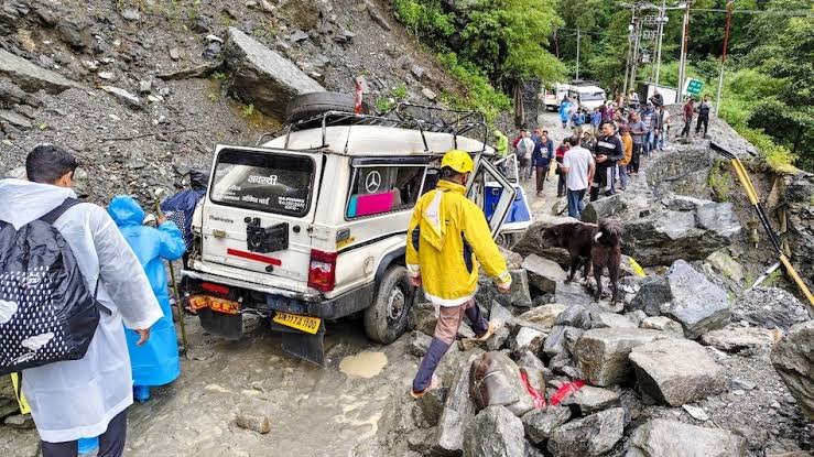 उत्तराखंड: भारी बारिश और भूस्खलन के चलते चारधाम-हेमकुंड साहिब यात्रा अस्थायी रूप से रोकी गई